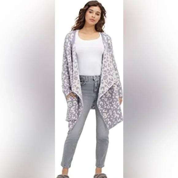 UGG Phoebe Cardigan Wrap Cloudy 
Grey/Lavender Leopard
COZY!
Very Good condition - Picture 5 of 6